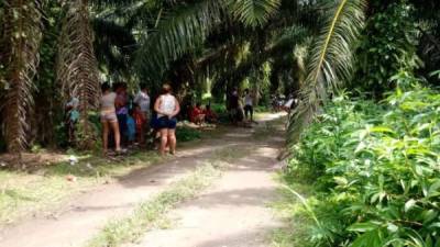 Familiares llegaron a la escena del violento hecho.