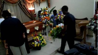 Familiares y amigos de Céleo Álvarez Casildo acompañaron los restos del líder garífuna hondureño fallecido el lunes.