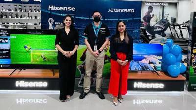 Representantes de Jetstereo y Hisense durante la presentación de la promoción mundialista “Viaje a Qatar”.