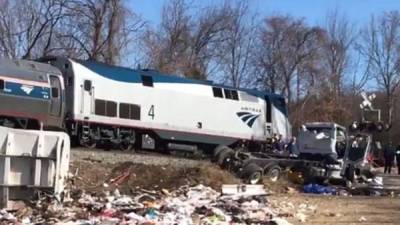El tren que transportaba a los congresistas chocó contra un recolector de basura en Virginia.