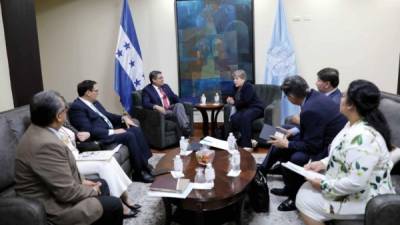 REUNIÓN. El presidente Hernández recibió ayer en Casa Presidencial a Alicia Bárcena, de la Cepal.