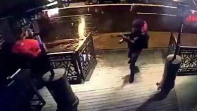 Captura de vídeo que muestra al hombre armado que entró disparando en el club nocturno Reina, una popular discoteca de Estambul. EFE