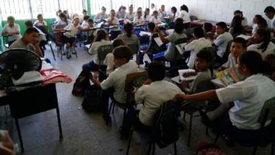 Los niños del sexto grado reciben sus clases.