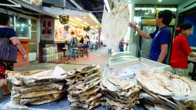 <b>La libra de pescado seco es ofrecida por L150 y L140 en los mercados. Foto: José Cantarero.</b>