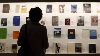 Una visitante observa diferentes portadas de la novela 'El proceso' del escritor Franz Kafka, que forma parte de la exposición 'Frankz Kafka. El ensayo completo' en el Martin-Gropius-Bau de Berlín (Alemania) hoy, 28 de junio de 2017. EFE