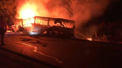 Un autobús fue impactado por contenedor de combustible provocando la muerte de sus 18 ocupantes, que eran migrantes.