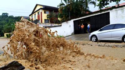 Varias zonas de San Pedro Sula amanecieron inundadas debido a las lluvias. Imagen de la colonia Primavera. Foto: Jordan Perdomo.