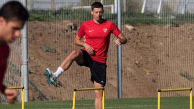 El jugador francés Clement Lenglet realiza unos ejercicios durante el entrenamiento que ha tenido lugar esta mañana en Sevilla, a la espera del pago de la cláusula de rescisión de su contrato para irse al Barcelona. EFE/Pepo Herrera