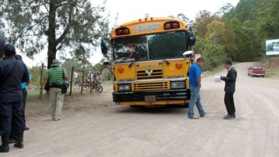 En el pasillo de este bus quedó muerta la joven Yenni Karina García.