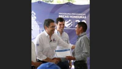 El presidente Juan Orlando Hernández cuando entregaba las becas.