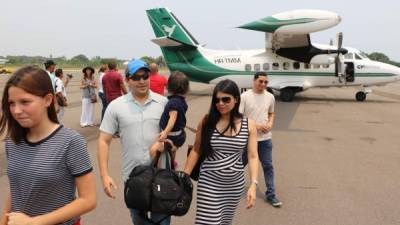 Los pasajeros bajaron del avión alegres de pisar suelo teleño, minutos después se trasladaron a los sitios turísticos.