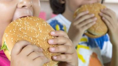 El niño llevó a su hermanita de 4 años a un restaurante para comprar una hamburguesa.