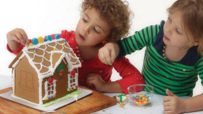 Una vez que termine la casita de jengibre puede decorarle con dulces.