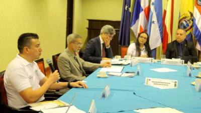 El titular de la Corte, Rolando Argueta, en una reunión ayer con homólogos de la región. Foto: Wendell Escoto