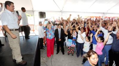 El presidente Hernández compartió con los pobladores en la Plaza la Democracia.