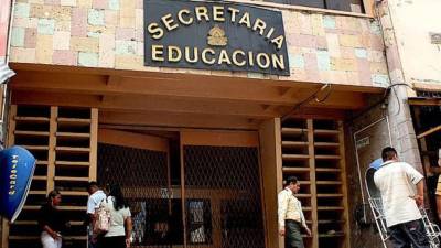 Desde hace varias semanas y en reiteradas ocasiones, padres de familia de Cortés, Ocotepeque y La Paz han protestado por la ausencia de docentes en los<b> </b>centros educativos donde acuden sus hijos. Imagen de archivo.