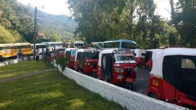 Unidades de transporte paralizadas en Santa Lucía.