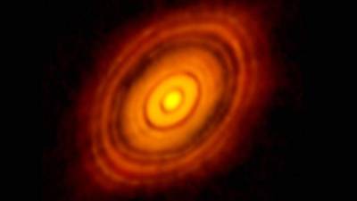 Fotografía cedida de la joven estrella HL Tau revelada por el radiotelescopio ALMA, situado en el desierto de Atacama (Chile), que ha permitido a los astrónomos capturar las mejores imágenes hasta ahora de la formación de un planeta en torno a una estrella infante, informó, el Observatorio Nacional de Radioastronomía (NRAO).