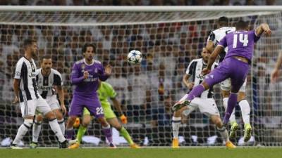 TOPSHOT - Real Madrid's Brazilian midfielder Casemiro (R) shoots and scores their second goal during the UEFA Champions League final football match between Juventus and Real Madrid at The Principality Stadium in Cardiff, south Wales, on June 3, 2017. / AFP PHOTO / Adrian DENNIS