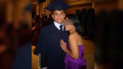 Gustavo junto a su hermana Alejandra Martínez en el día de su graduación.