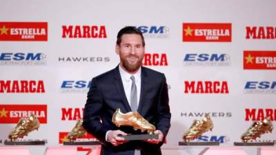 Messi recibiendo su quinta bota de oro.