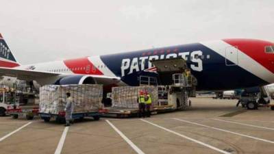 Los Patriots se sumaron a la lucha contra el coronavirus, pues su avión fue usado para transportar más de un millón de mascarillas N95 de China a Estados Unidos.