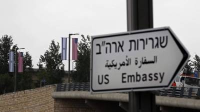 A new road sign indicating the way to the new US embassy in Jerusalem is seen on May 7, 2018. / AFP PHOTO / THOMAS COEX