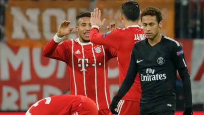 MUN01. MÚNICH (ALEMANIA), 05/12/2017.- Corentin Tolisso (i) del Bayern celebra con su compañero James Rodríguez (c) ante Neymar (d) del París durante un partido por la fase de grupos de la Liga de Campeones de la UEFA disputado entre el París Saint-Germain y el Bayern de Múnich hoy, martes 5 de diciembre de 2017, en Múnich (Alemania). EFE/RONALD WITTEK