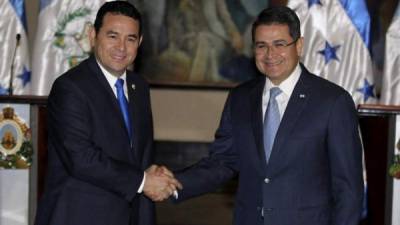 Los presidentes de Guatemala, Jimmy Morales y Juan Orlando Hernández. Foto de archivo.