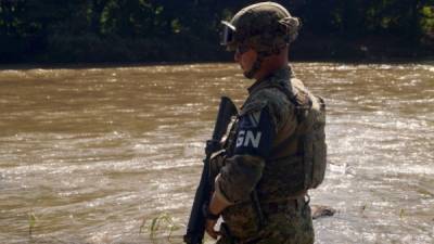 Las autoridades mexicanas aumentaron este jueves la vigilancia en las márgenes del río Bravo para inhibir a los migrantes que intentan cruzar a nado a Estados Unidos.