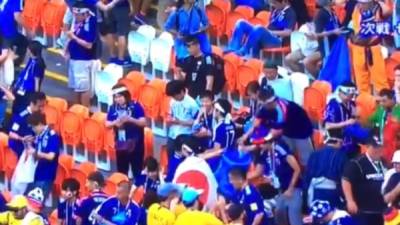 Los japoneses sacaron bolsas y comenzaron a recoger la basura en el estadio. Cortesía El Comercio