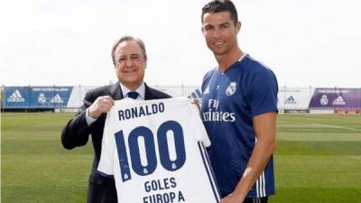 Florentino Pérez entregó una camiseta a Cristiano Ronaldo por sus 100 goles en competiciones europeas.