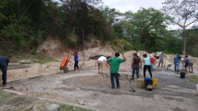 Los padres de familia del sector han apoyado a través del voluntariado para construir los cimientos de lo que serán las nuevas aulas. LA PRENSA publicó desde el año pasado las necesidades del centro escolar.