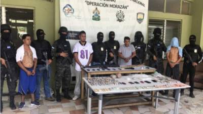Operación. A los cuatro supuestos miembros de la pandilla 18 capturados en La Lima les decomisaron droga, armas y dinero.