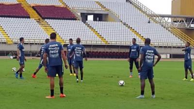 Los jugadores en el reconocimiento de la cancha del estadio Cachamay.