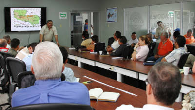 El meteorólogo Juan José Reyes explicó ayer el informe a las diferentes entidades de San Pedro Sula.