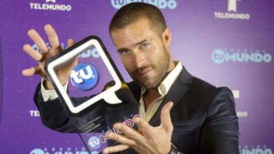 El actor argentino Rodrigo Guirao posa con su premio al malo más bueno por su participación en una Súper Serie.