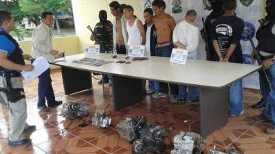 Los detenidos fueron presentados por las autoridades.