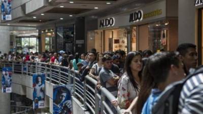 Los venezolanos hacen fila para entrar a la tienda Zara.