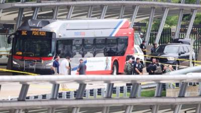 La policía y los funcionarios trabajan en la escena de un tiroteo en la estación de autobuses del Metro fuera del Pentágono en Arlington, Virginia, Estados Unidos. EFE/EPA/JIM LO SCALZO