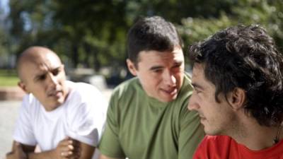 Tu pareja no solo de fútbol habla con sus amigos.