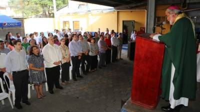 El obispo auxiliar monseñor Rómulo Emiliani mientras oficiaba la misa de celebración de 51 aniversario de LA PRENSA.