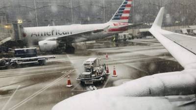Al menos 3,500 vuelos fueron cancelados en todo EEUU debido a la tormenta de nieve que azota gran parte del país en plena primavera./AFP.