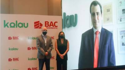 Los representantes de BAC Credomatic: Sebastián Hidalgo, vicepresidente adjunto Comercios Afiliados y Valeria Ríos, vicepresidente de Mercadeo y Comunicación. En pantalla desde España, vía enlace digital: Danny Sánchez-Mola, CEO Fundador Kolau.