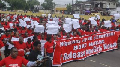 El pueblo de Nigeria espera que Boko Haram libere las 200 niñas secuestradas en abril.