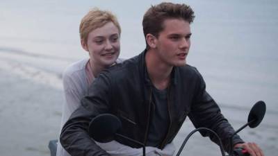 Dakota Fanning y Jeremy Irvine en la película 'Now is Good'.