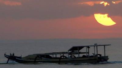 Fotografía tomada el 10 de mayo de 2013 en la que se registró un eclipse parcial de sol en una playa de Sanur, isla de Bali, Indonesia. Foto: EFE/Archivo.