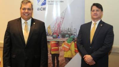 Dante Mossi, presidente del BCIE, y Alejandro Rodríguez, vicepresidente, tuvieron un encuentro con la prensa en Tegucigalpa, capital de Honduras.