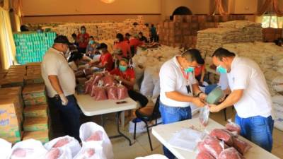 Los trabajadores municipales realizaron la ardua labor de la recolección de alimentos.