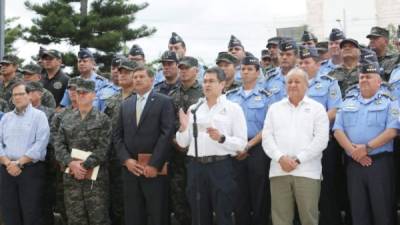 El mandatario con todos los miembros de seguridad.